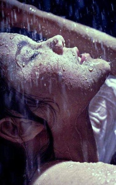 Девушка плачет под дождем