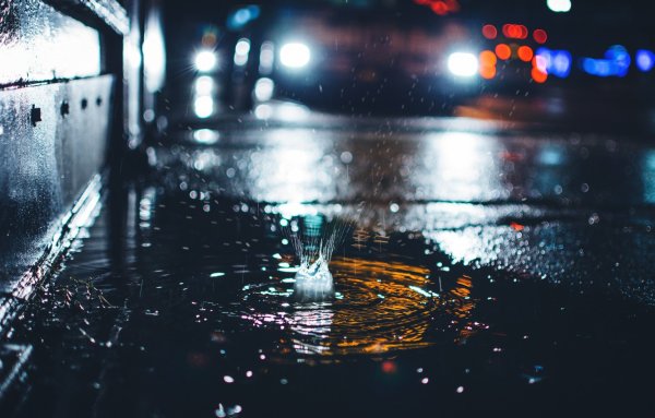 Дождь отражение в лужах