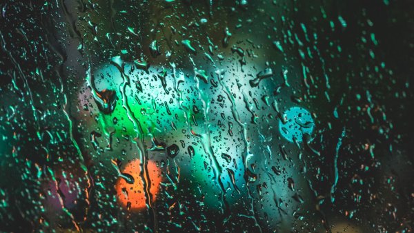 Капли на стекле