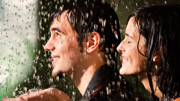 Мужчина и женщина под дождем