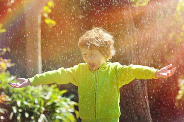 Дети радуются дождю