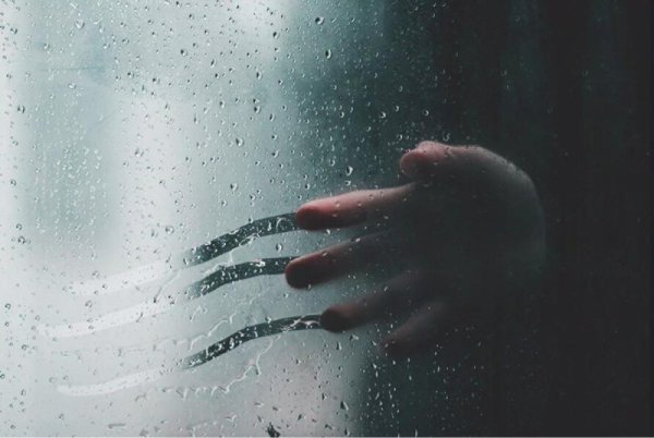 Рука на запотевшем стекле