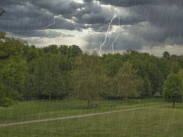 На Череповец надвигается гроза с градом