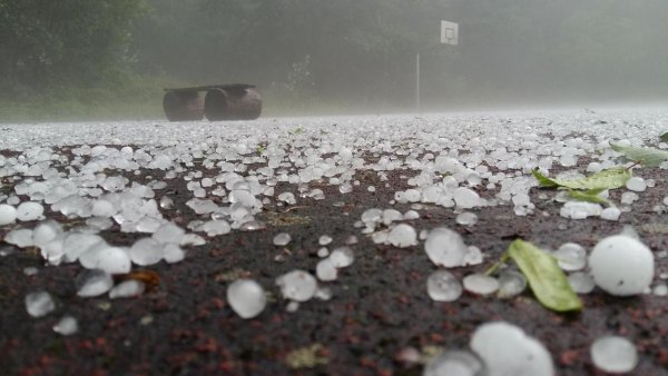 Град большой падает