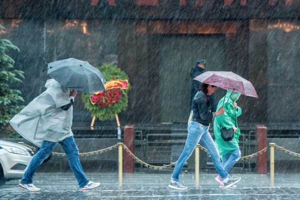 Человек бежит под дождем