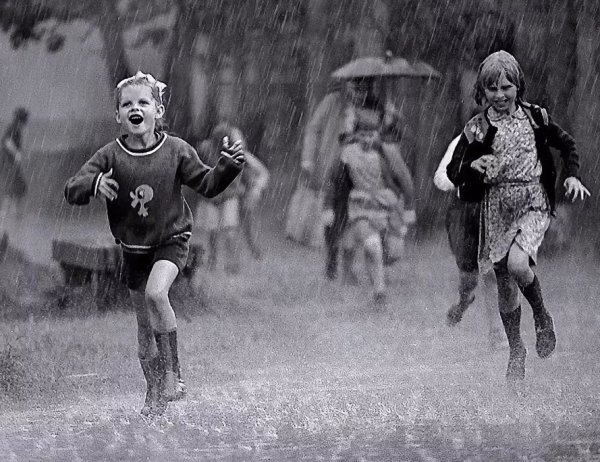 Дети бегут по лужам