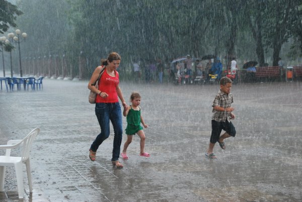 Дети бегут под дождем