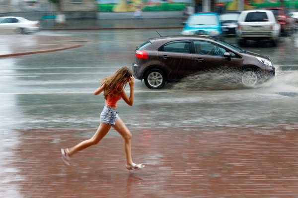 Девушка бежит под дождем