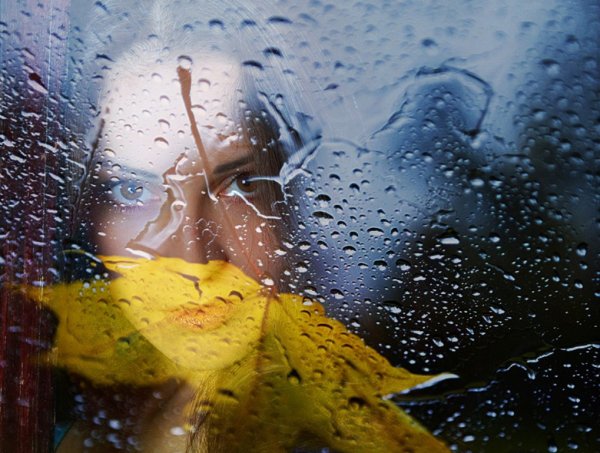 Дождь стучит в окно