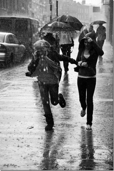 Человек бежит под дождем