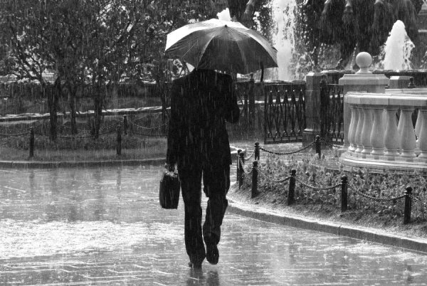 Мужчина гуляет под дождем