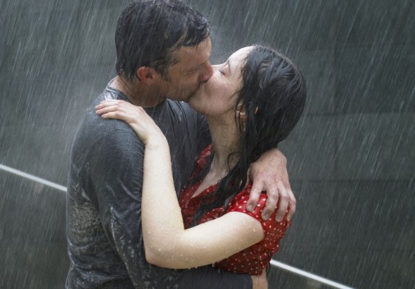 Парень и девушка под дождем