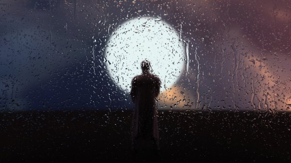 Человек ночью под дождем