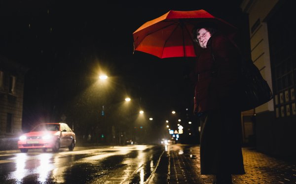 Человек ночью на улице