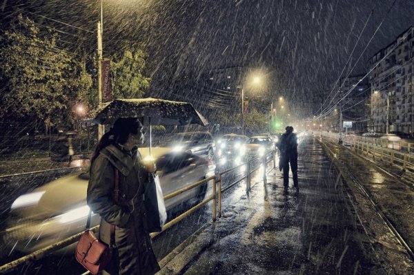 Парень дождь город