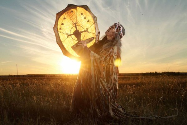 Шаманский бубен камлание Якутия