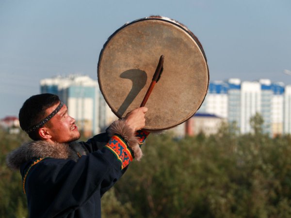 Шаман с бубном вызывает дождь