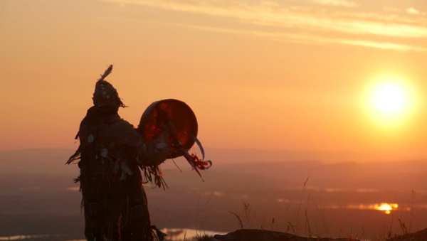 Шаман с бубном камлание