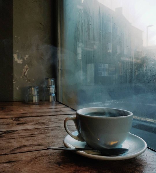 Чашка на окне