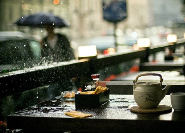 Из окна кафе дождь