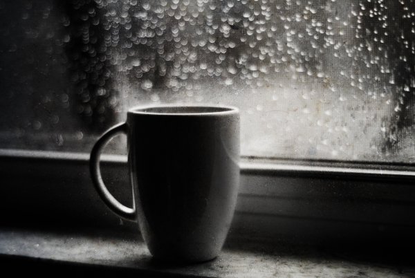 Чашка кофе и дождь за окном