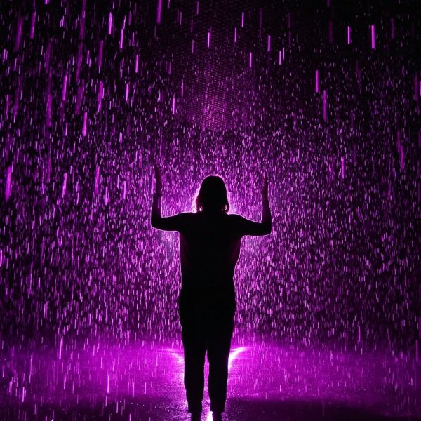 Человек на фиолетовом фоне