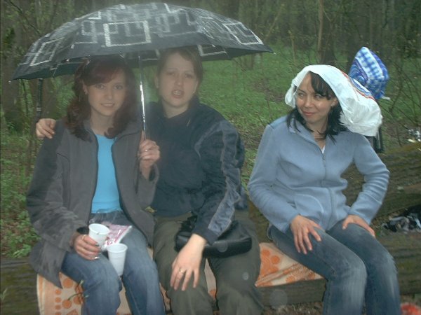 Мужик на шашлыка под дождем