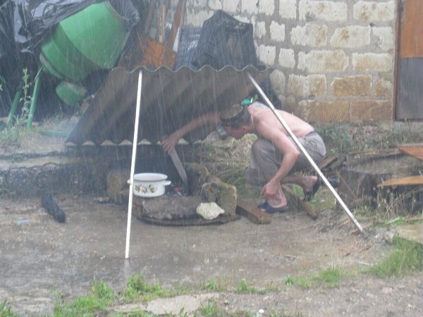 Жарить шашлык под дождем