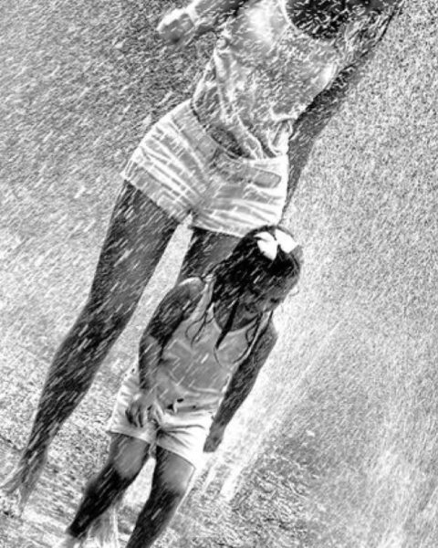 Человек танцует под дождем