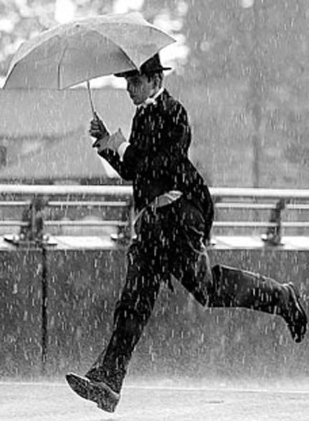 Человек бежит под дождем