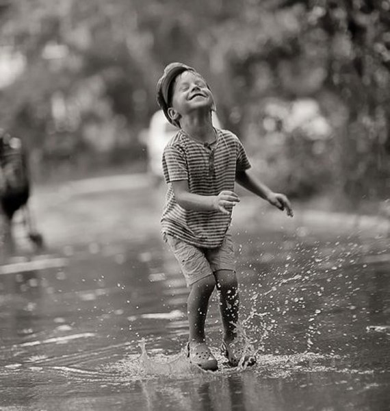 Дети по лужам