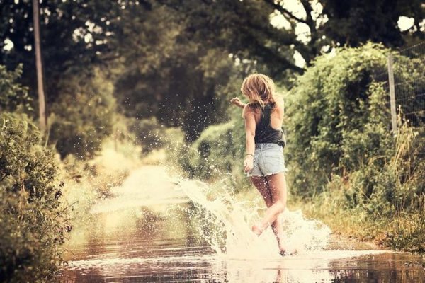 Девушка бежит под дождем