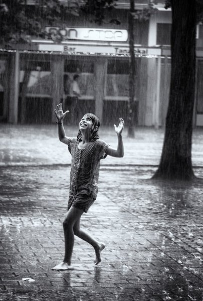 Девушка босиком под дождем