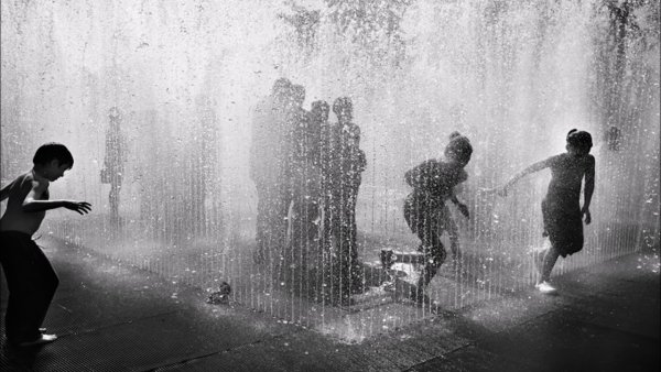 Люди бегут под дождем Эстетика