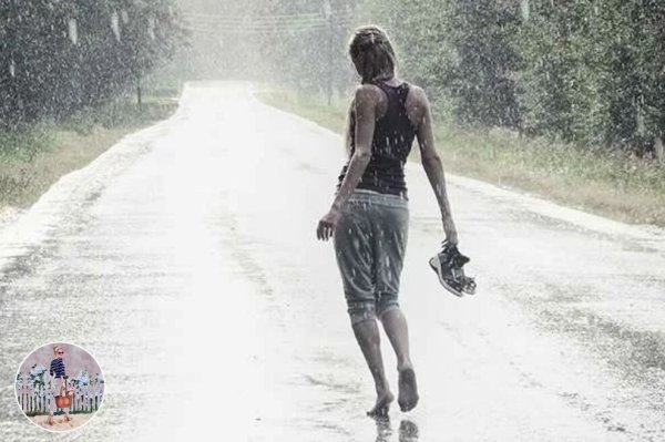 Девушка бежит под дождем