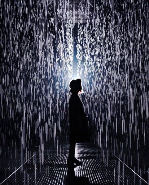 Одинокая девушка под дождем