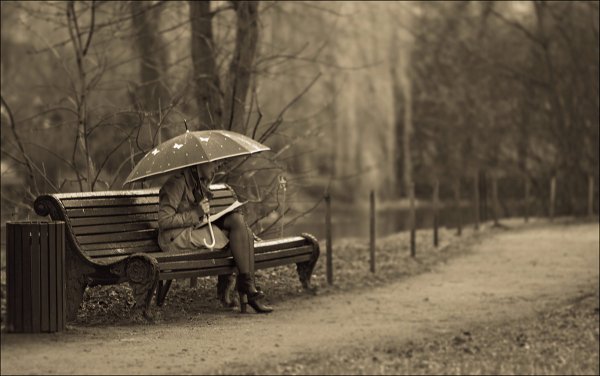 Девушка на скамейке с зонтиком