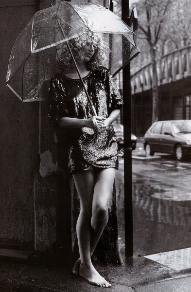 Женщина с зонтом под дождем