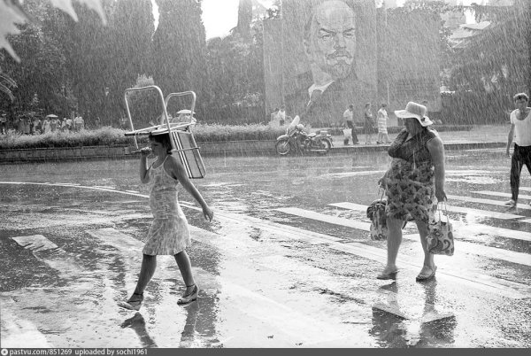 Советские дети под дождём