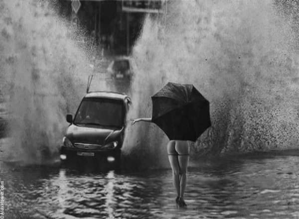 Девушка в машине под дождем