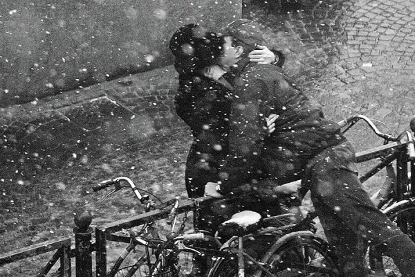 Влюбленные зимой черно белое