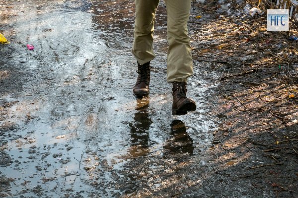 Ботинок в луже