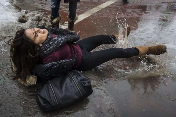 Девушка в луже