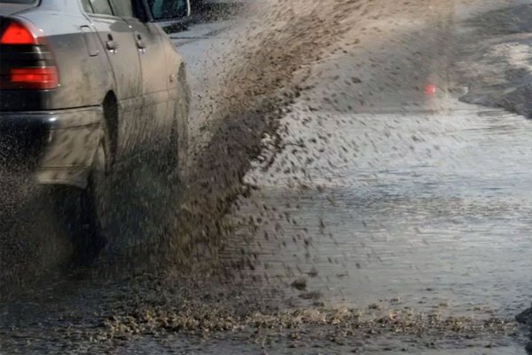 Машина обрызгала грязью