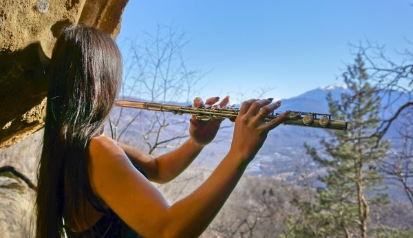 Играет на свирели