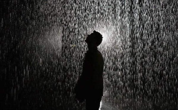 Парень под дождем