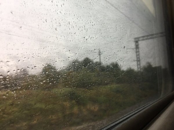 Окно поезда дождь