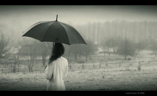 Грустная девушка под дождем уходит