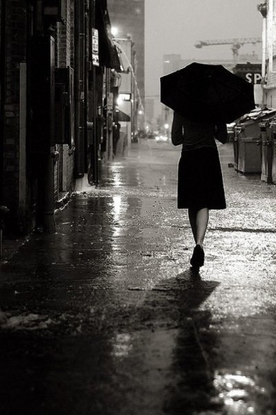 Девушка уходит в дождь