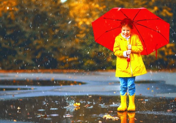 Мальчик с зонтиком осень